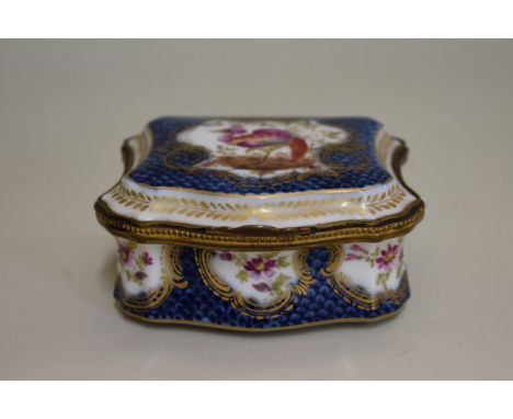 A scale blue 'Fancy Bird' pattern casket,&nbsp;fretted blue square mark, possibly Samson, 9.5cm wide. 