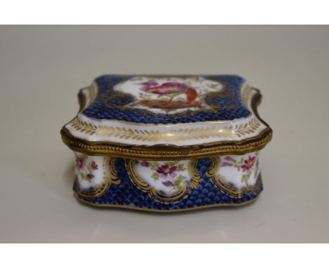 A scale blue 'Fancy Bird' pattern casket,&nbsp;fretted blue square mark, possibly Samson, 9.5cm wide. 