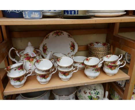 A Royal Albert 'Old Country Roses' pattern part tea service, (s.d.). 