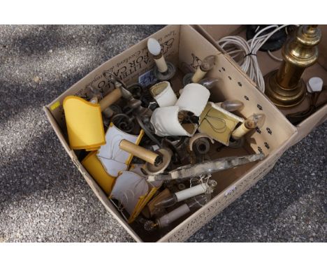 A sundry lot of light fittings. 