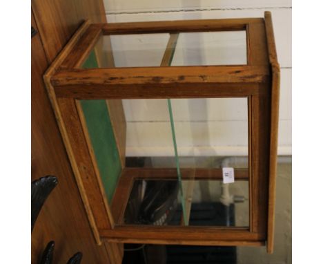 An early 20th century shop counter display cabinet with slide-up door and glass shelf, 40Hx44Wx28cmD