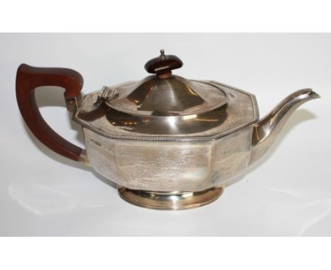 A Sheffield silver three piece tea service, 1933, 36oz