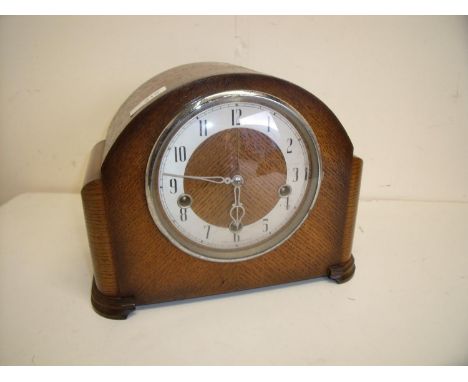 Oak cased three key chiming mantle clock 