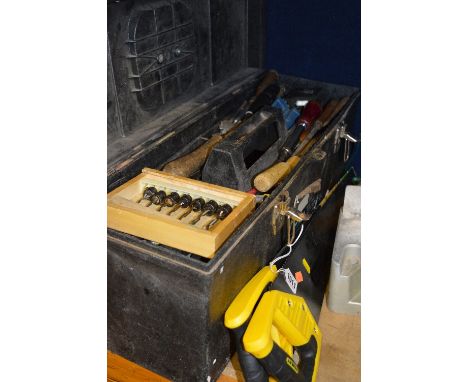 A TOOLBOX CONTAINING CARPENTRY TOOLS, and two Stanley saws (3)