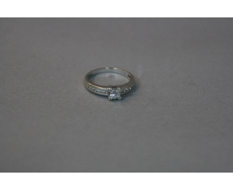 A 9CT DIAMOND SET RING IN WHITE GOLD, ring size K, approximate weight 2.9 grams