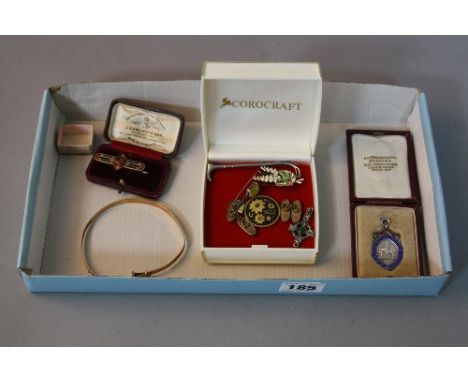 A COLLECTION OF COSTUME JEWELLERY, to include an early 20th Century Scottish bar brooch set with a Cairngorm (quartz), carnel