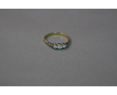 AN 18CT THREE STONE DIAMOND RING, ring size O, approximate weight 2.6 grams