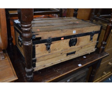 AN EARLY 20TH CENTURY PINE METAL BANDED TRAVELLING TRUNK/SUITCASE (sd)