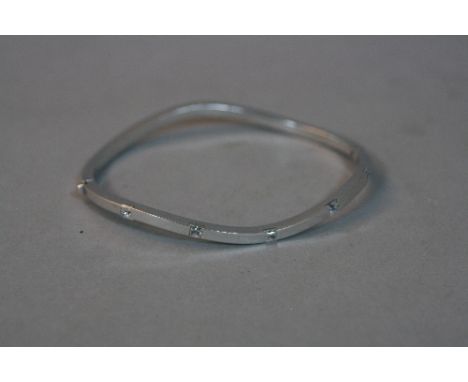 A 9CT WHITE GOLD BANGLE, approximate diameter 6.2cm, approximate weight 7.4 grams