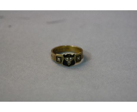 AN EARLY 20TH CENTURY 9CT GOLD MOURNING RING, shield shaped head with onyx and seed pearls, the shank has inlaid plated hair,