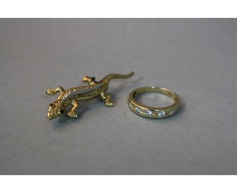 A 9CT LIZARD BROOCH, approximate weight 3.4 grams, together with a 9ct dress ring, ring size K, approximate weight 2.0 grams 