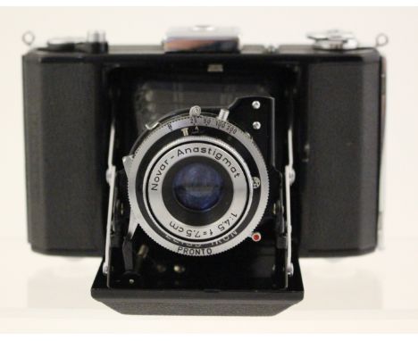 Zeiss-Nettar: A Zeiss-Nettar folding camera, complete with leather e/r case, together with a Kodak vest pocket 127 camera wit