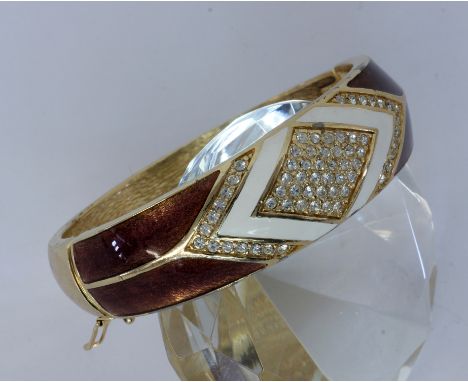 CHRISTIAN DIOR ARMREIF.Vergoldet mit farbigem Email und Strasssteinen. Signiert.