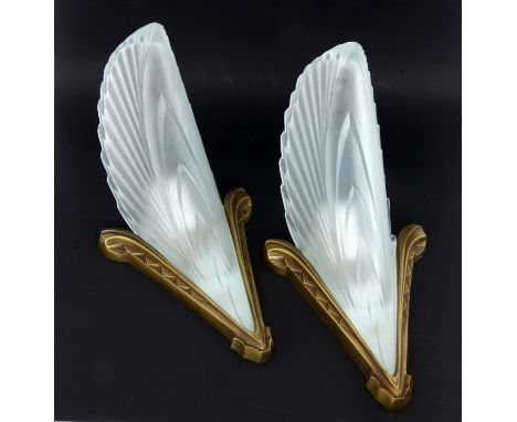 PAAR VINTAGE WANDLAMPEN IM ART DECO STILBronziertes Metall mit mattgeätzten Gläsern. H.30cm