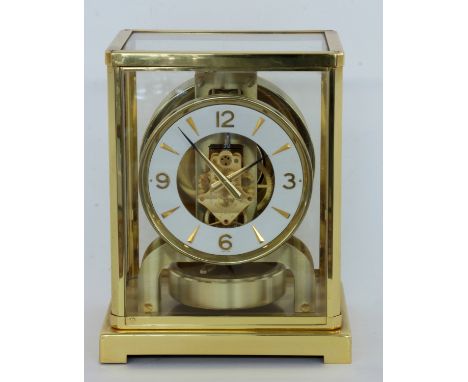 JAEGER LECOULTRE TISCHUHR "ATMOS"Schweiz um 1970 Allseitig verglastes Gehäuse aus vergoldetem Metall. Weißer Ziffernring mit 
