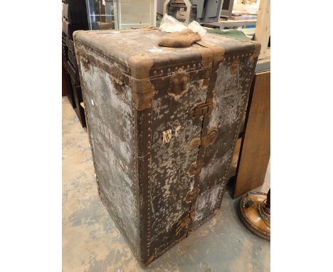 Large vintage trunk with internal drawers and compartment ( no key ) 105 x 56 x 56 cm