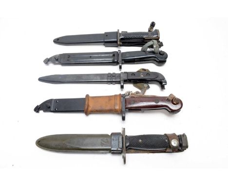 A US M8A1 bayonet, with scabbard; a US M5 A1 bayonet, with M10 scabbard; an AMK type I bayonet, with scabbard; an AMK Transit