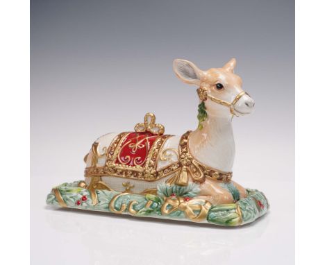This elegant Fitz and Floyd covered butter dish from the Yuletide Holiday collection features a charming deer motif, richly d