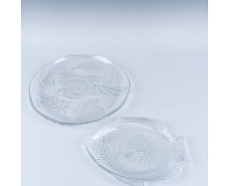 Set of stunning practical glass platters, each capturing the essence of the marine world. Seashell-Embossed Platter Dimension