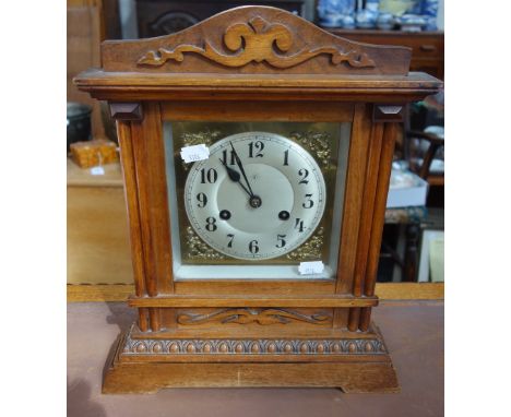  AN EDWARDIAN WALNUT CASED MANTEL CLOCK with silvered dial
