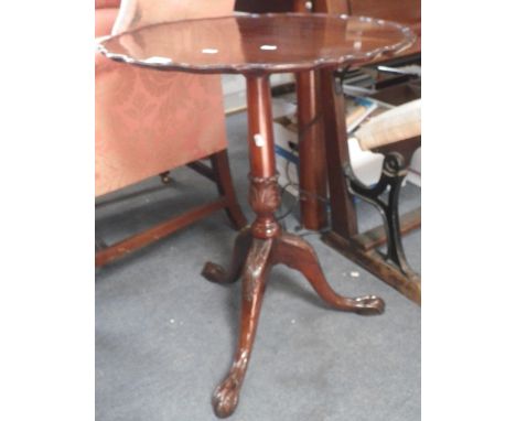 A MAHOGANY TRIPOD TABLE with carved legs, 59.5cm dia.