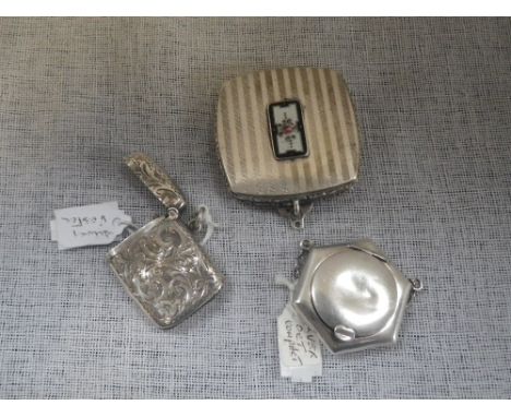 AN EDWARDIAN SILVER VESTA, a silver hexagonal lidded pot, and a art deco silver plated and enamel compact (c.0.7oz) (3)