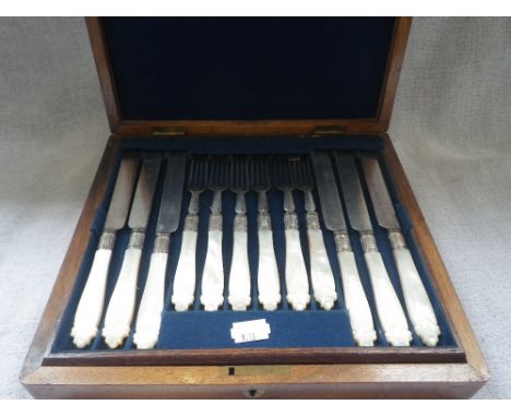 A CASED SET OF MOTHER-OF-PEARL HANDLED DESSERT EATERS, in a fitted flame-mahogany cased
