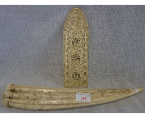 A 19TH CENTURY CHINESE CARVED IVORY CRIBBAGE BOARD, 24cm long and a resin 'scrimshaw' tusk (2)