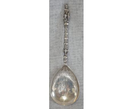 CONTINENTAL SILVER SPOON, probably Dutch, the bowl engraved "GODT*SIBI IV*BEIDEN*IN IN*LEVE*VNDE IN LEI DE, 1669" the finial 