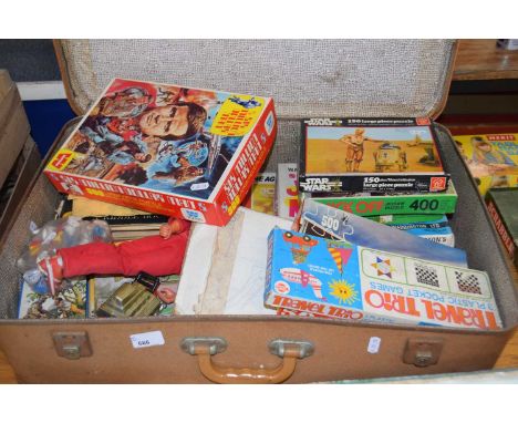 SUITCASE CONTAINING VARIOUS VINTAGE GAMES INCLUDING STAR WARS JIGSAW PUZZLE, MILLION DOLLAR MAN JIGSAW, ACTION MAN FIGURE, QU