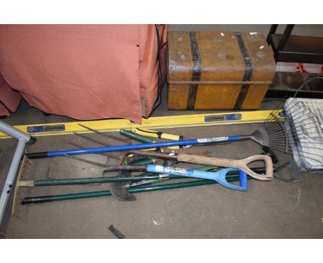 VARIOUS GARDEN TOOLS