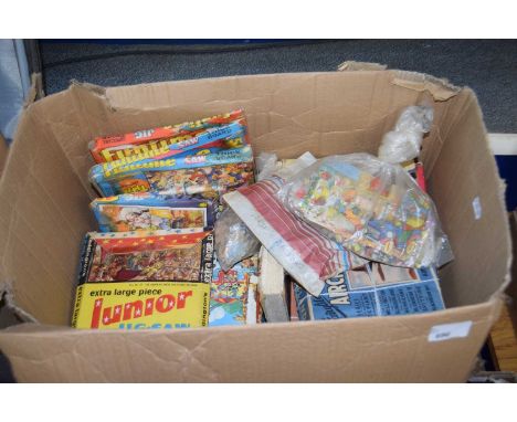 BOX CONTAINING MIXED VINTAGE JUNIOR JIGSAWS, AIRCRAFT JIGSAWS ETC
