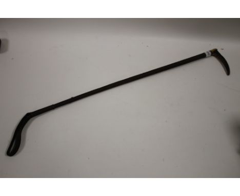 A VINTAGE HALLMARKED SILVER COLLARED RIDING WHIP WITH HORN HANDLE  