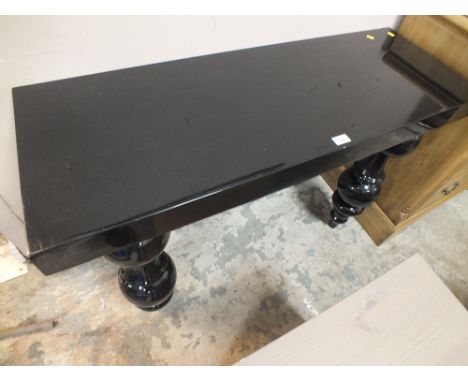 A MODERN BLACK GLOSS CONSOLE TABLE W 115 CM NOTE - FREE STANDING