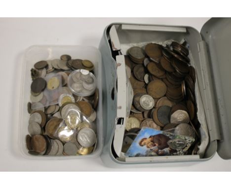 A CASH TIN CONTAINING VINTAGE BRITISH COINAGE TOGETHER WITH A SMALL TUB OF ASSORTED COINS (2) 