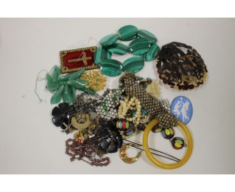 A BAG OF ANTIQUE AND VINTAGE JEWELLERY 