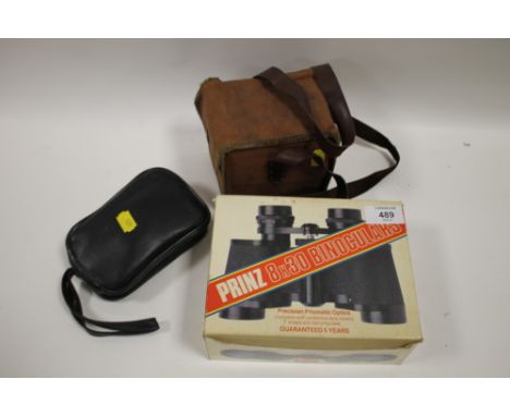 A BOXED PAIR OF BINOCULARS TOGETHER WITH TWO VINTAGE CAMERAS (3) 