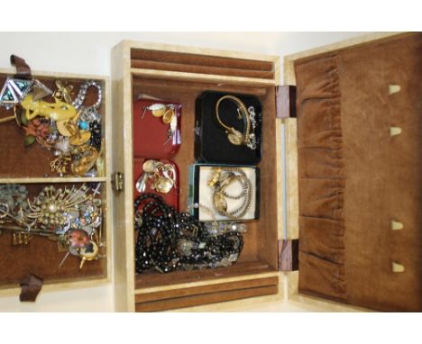 A VINTAGE JEWELLERY BOX AND CONTENTS 