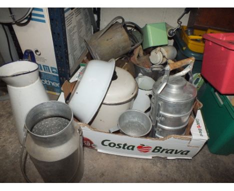 A QUANTITY OF ENAMEL ITEMS TO INCLUDE KITCHENALIA
