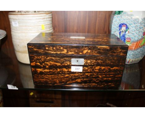 A LARGE WOODEN TORTOISESHELL EFFECT TEA CADDY WITH MOTHER OF PEARL INLAY DETAIL