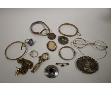 A BAG OF VINTAGE COLLECTABLES ETC. TO INCLUDE WATCHES, SPECTACLES ETC. 