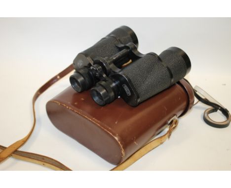 A PAIR OF CASED VINTAGE CARL ZEISS JENA BINOCULARS 