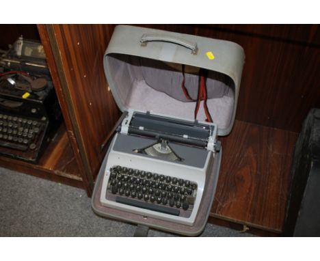 A CASED VINTAGE TYPEWRITER