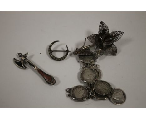 A BAG OF VINTAGE SILVER ITEMS TO INCLUDE BROOCHES