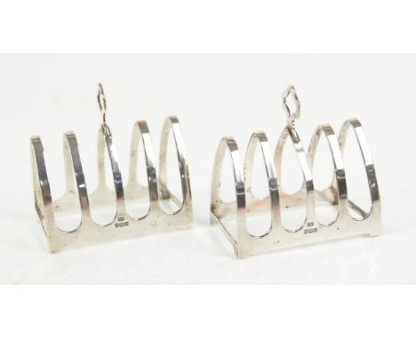 Pair of silver lancet arched toast racks, each with four partitions, 7.5 cm long, 8 cm high, total weight 3.3 oz (2)
