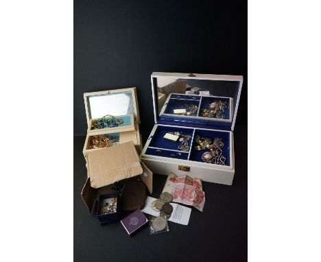 A collection of mainly vintage costume jewellery contained within jewellery boxes. 