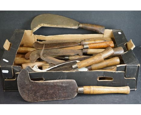 A large collection of vintage Billhook gardening / agricultural tools 