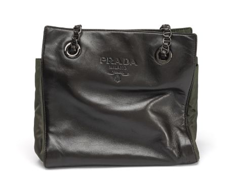 Prada21,5 x 24,5 x 10 cmSchultertasche, schwarz/ grün, Leder/ Nylon, vintage