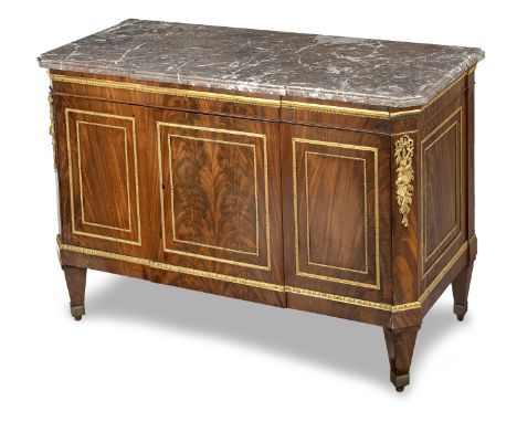 Louis XVI Commode à vanteauxEnde 18. Jh.89 x 132 x  59 cmMahagoni mit Bronzebeschlägen. Rouge Royal Marmorplatte über zwei Tü