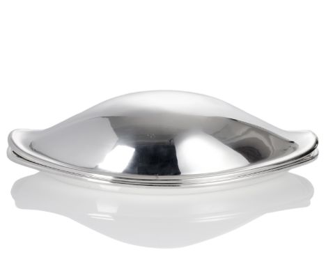Seltene Fisch-Servierplatte mit Deckel no. 1026Henning Koppel für Georg Jensen, nach 194567,5 x 31,5 x 18 cmDer Entwurf von H